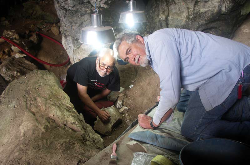 González Morales y Straus, en la cueva.
